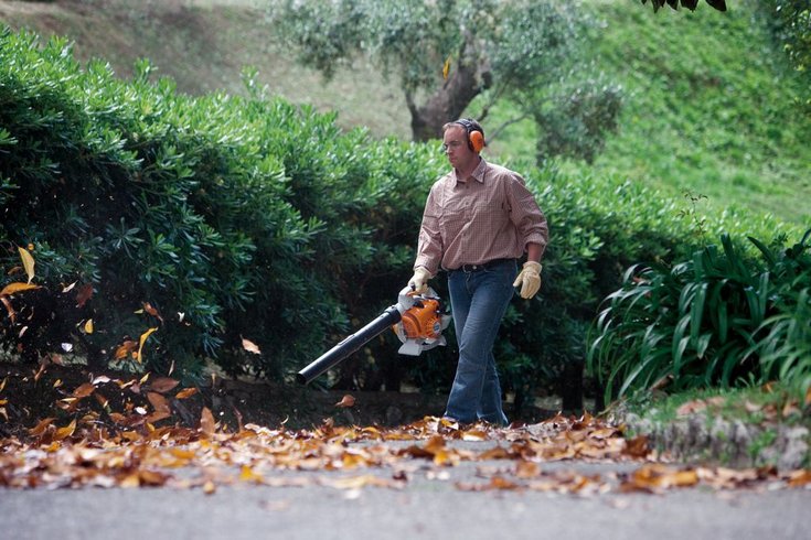Őszi levéltakarítás a Stihl gépek Kanizsa lombújó segítségével